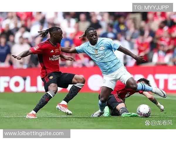 英超激战巴黎圣日耳曼险胜曼城神扑引争议判罚全场沸腾