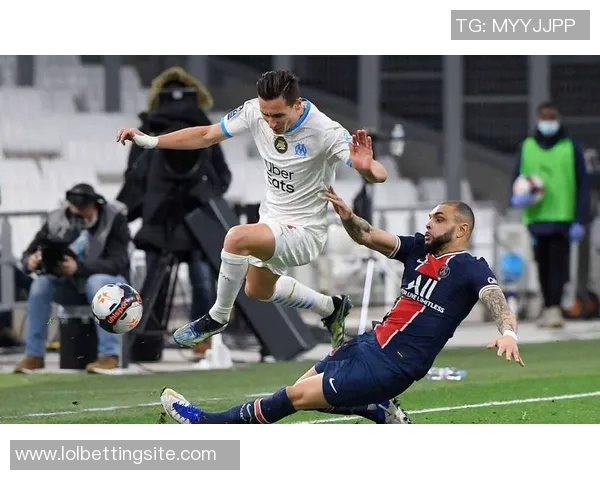 意甲激战巴黎圣日耳曼大胜里昂争议判罚引发全场热议