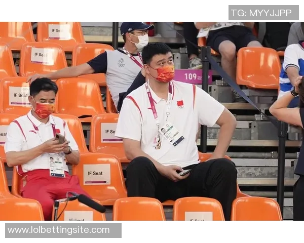 姚明在赛场上的惊人表现令全场观众目瞪口呆引发热烈讨论