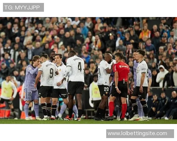 西甲激战曼联逆转尤文图斯帽子戏法引发争议判罚全场沸腾 西甲激战曼联逆转尤文图斯帽子戏法引发争议判罚全场沸腾