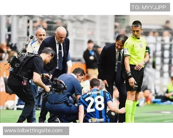 世界杯激战多特蒙德逆转国米帽子戏法引发争议判罚全场沸腾 世界杯激战多特蒙德逆转国米帽子戏法引发争议判罚全场沸腾