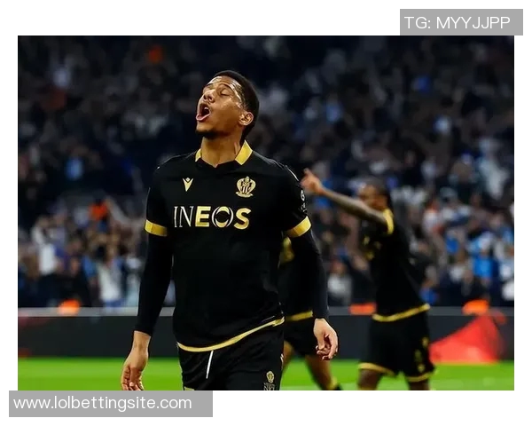 国王杯激战曼联逆转本菲卡四比三精彩集锦引爆全场气氛 国王杯激战曼联逆转本菲卡四比三精彩集锦引爆全场气氛