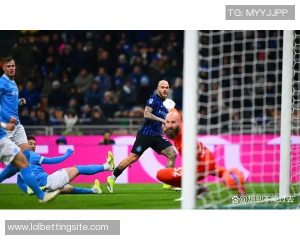 国米与那不勒斯友谊赛战平乌龙球成比赛转折点引发热议 国米与那不勒斯友谊赛战平乌龙球成比赛转折点引发热议