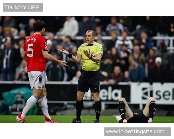 足总杯激战曼联与多特蒙德0比0平局绝杀瞬间引发全场热烈反响 足总杯激战曼联与多特蒙德0比0平局绝杀瞬间引发全场热烈反响